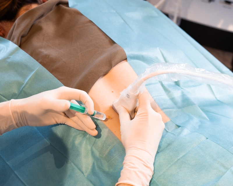 Eine Spritze und ein Ultraschallsensor