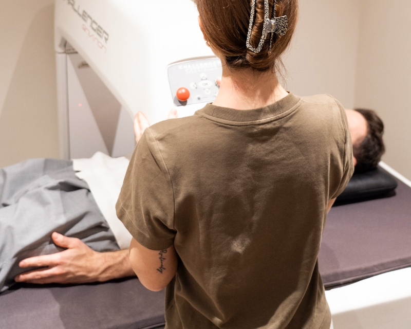 Beim Patienten wird eine Knochendichtemessung durchgeführt