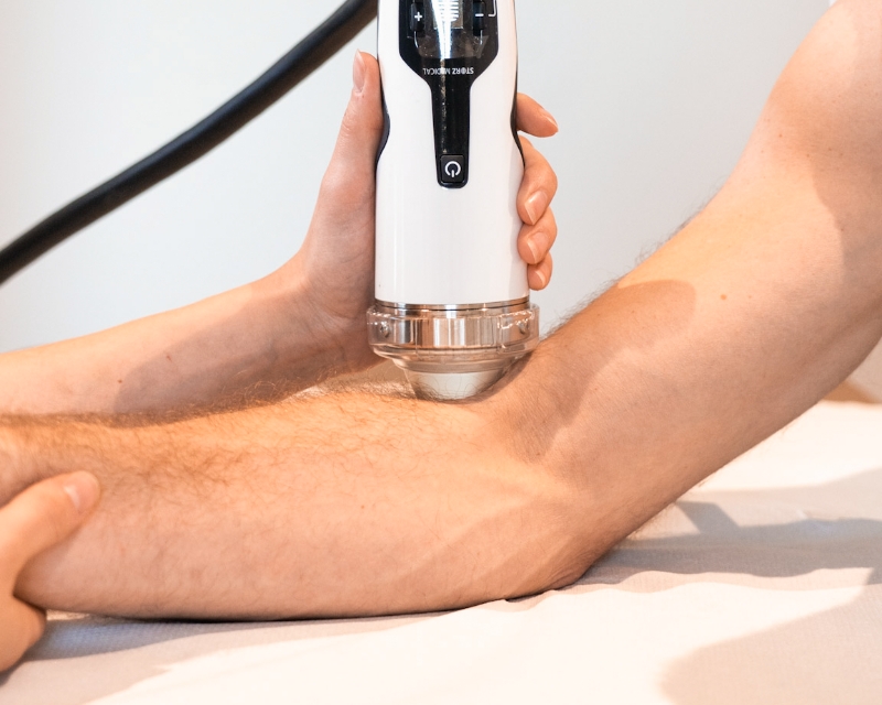 Bild eines Stoßwellengerätes an der Armbeuge